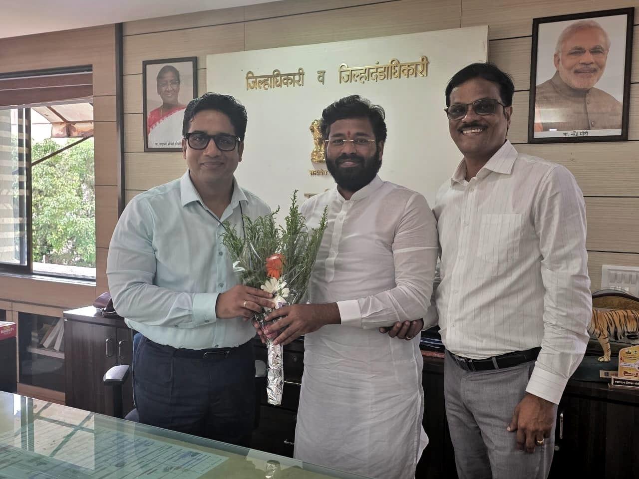 You are currently viewing भाजपा नेते विशाल परब यांची रत्नागिरी जिल्हाधिकाऱ्यांना गणेशोत्सवी सदिच्छा भेट