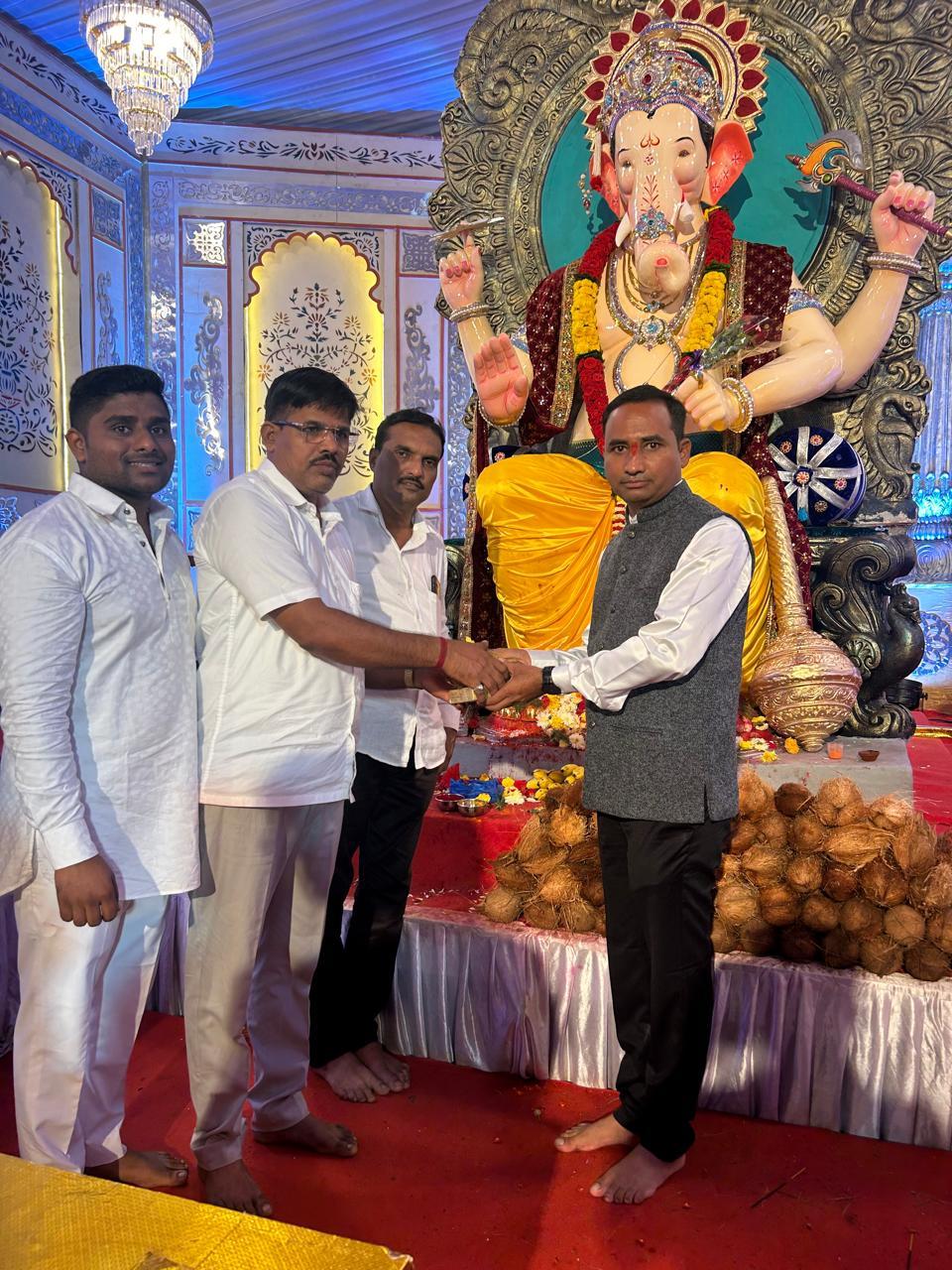 You are currently viewing कुडाळमध्ये सिंधुदुर्गचा राजाचे संतोष चव्हाणांनी घेतले दर्शन