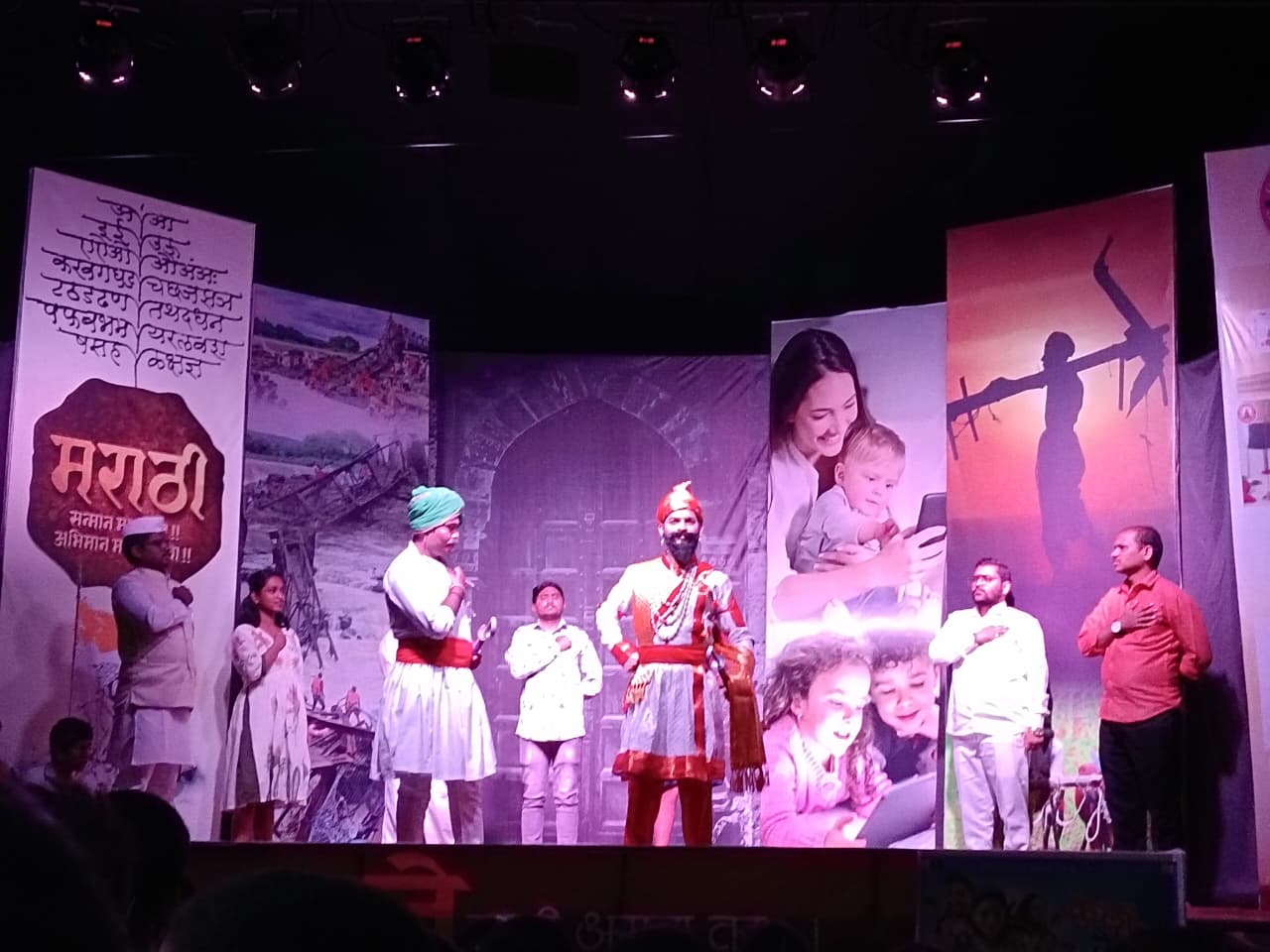 You are currently viewing गांधीपेठ तालीम मित्रमंडळाच्या जिवंत देखाव्याला प्रेक्षकांचा उत्स्फूर्त प्रतिसाद