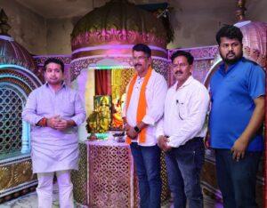 Read more about the article पत्रकार संघाचे अध्यक्ष सचिन रेडकर यांच्या निवासस्थानी ना. नितेश राणे यांनी घेतले गणरायाचे दर्शन*