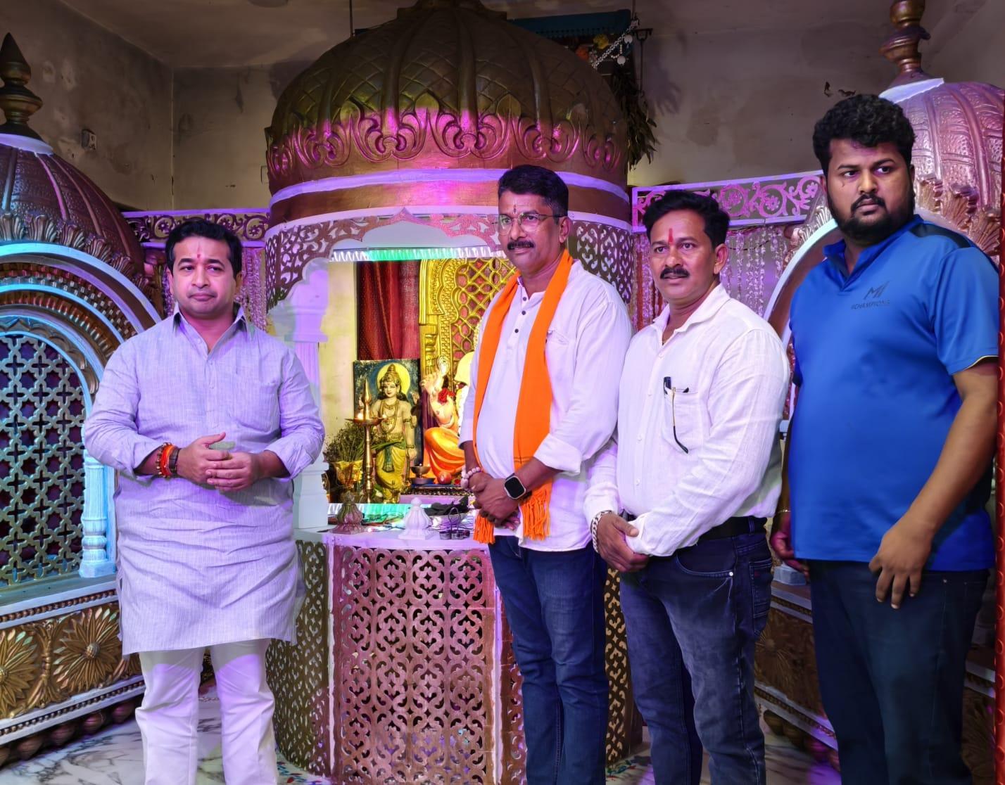 You are currently viewing पत्रकार संघाचे अध्यक्ष सचिन रेडकर यांच्या निवासस्थानी ना. नितेश राणे यांनी घेतले गणरायाचे दर्शन*