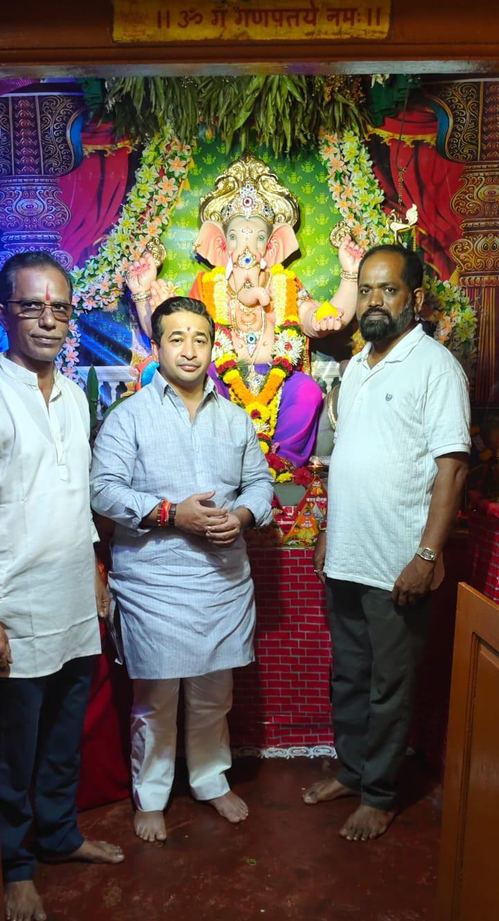 You are currently viewing गावडेंचा राजा विघ्नहर्त्याचे मान्यवरांनी घेतले दर्शन