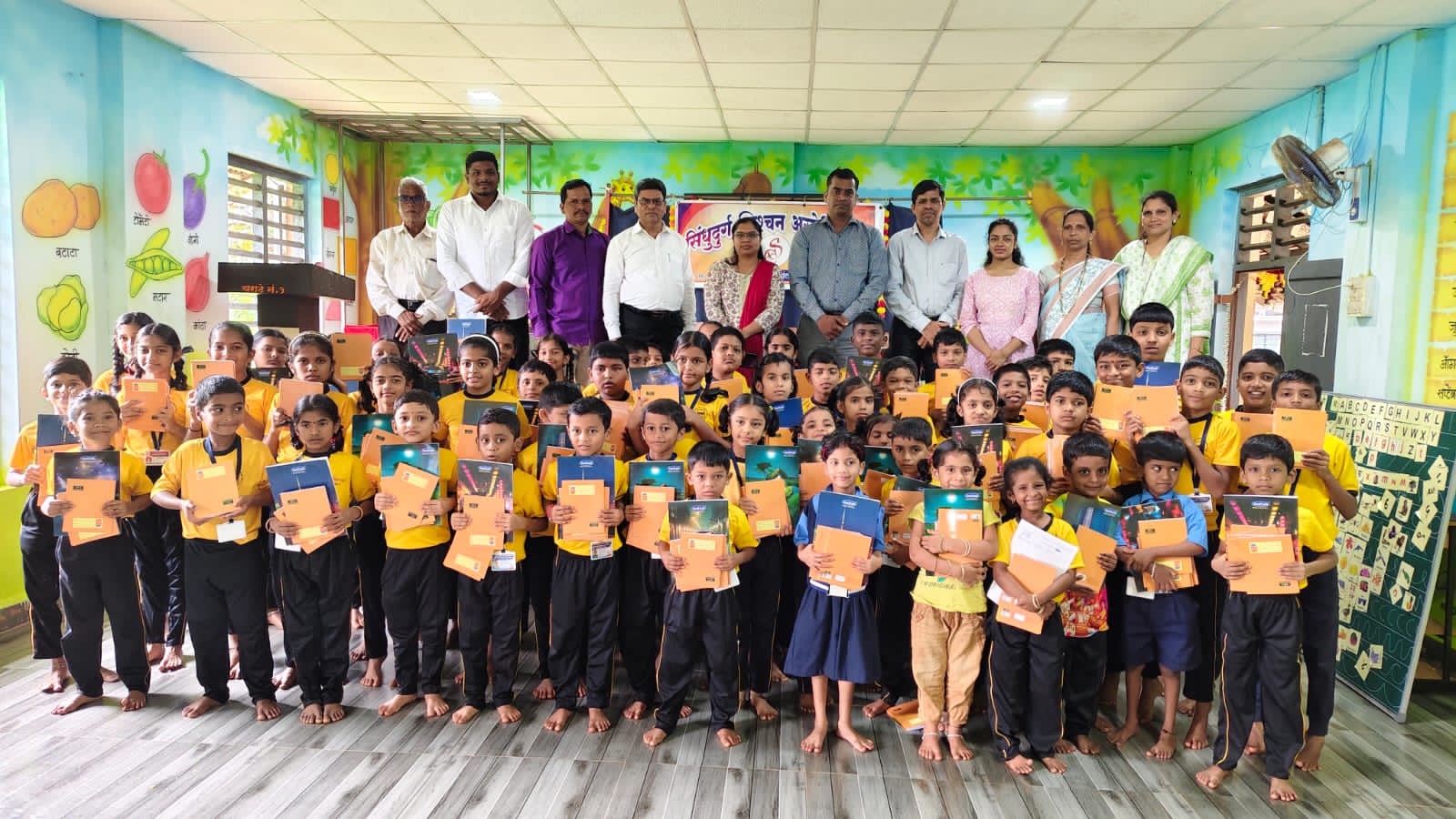 You are currently viewing चराठे पीएमश्री शाळेत विद्यार्थ्यांना शैक्षणिक साहित्य वाटप