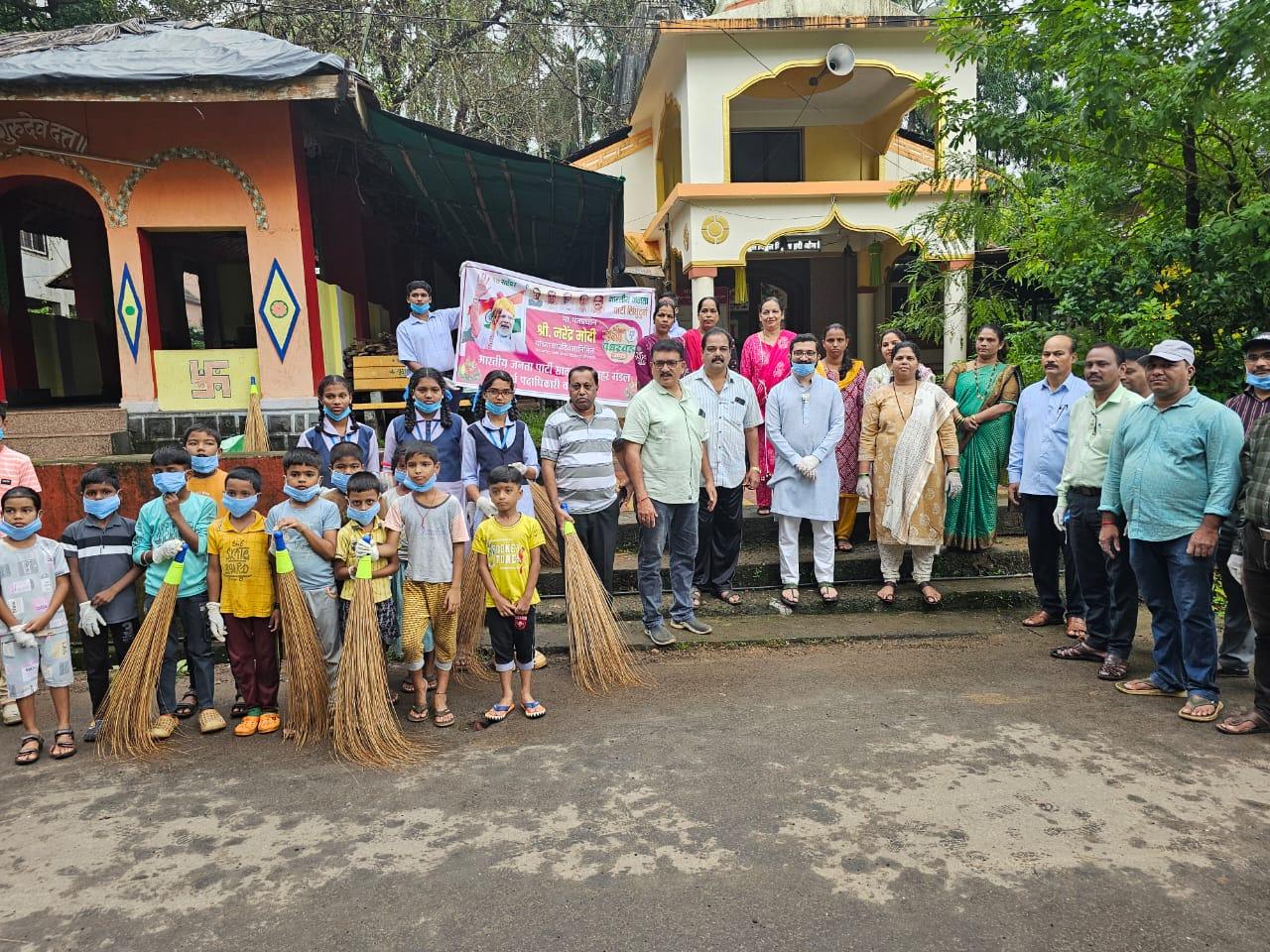 You are currently viewing सावंतवाडी भाजप मंडळातर्फे पंतप्रधान नरेंद्र मोदी यांच्या वाढदिवसानिमित्त स्वच्छता अभियान राबविले