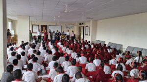 Read more about the article विद्यार्थ्यांनी दिला चित्रकलेतून विश्वशांतीचा संदेश*