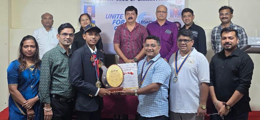 You are currently viewing रायफल शूटिंग स्पर्धेतील सुवर्णपदक विजेता सार्जंट अनंत चिंचकरचा रोटरी क्लब सावंतवाडी तर्फे सत्कार