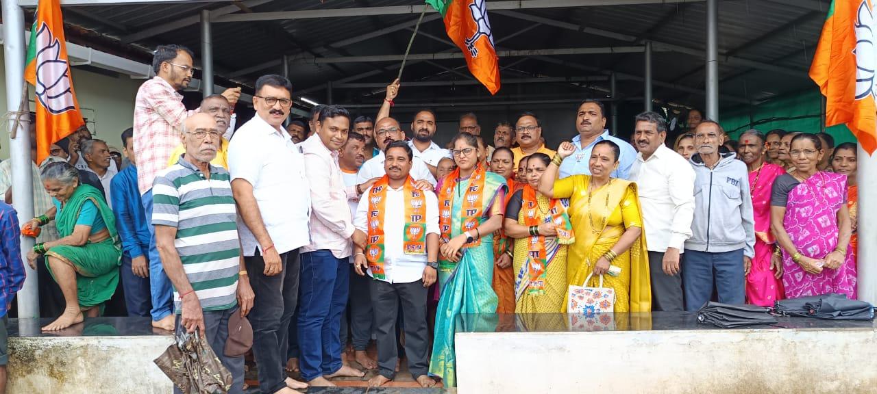 You are currently viewing आंबोली ग्रामपंचायतचे विद्यमान सदस्य उबाठा पक्षाचे कार्यकर्ते श्री काशीराम मालू राऊत यांचा असंख्य कार्यकर्त्यांसोबत भारतीय जनता पार्टी मध्ये प्रवेश