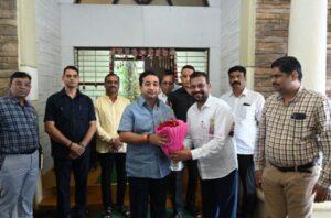 Read more about the article पालकमंत्री नितेश राणे यांची कार्यकारी अभियंता दिनेशकुमार बागुल यांनी घेतली भेट
