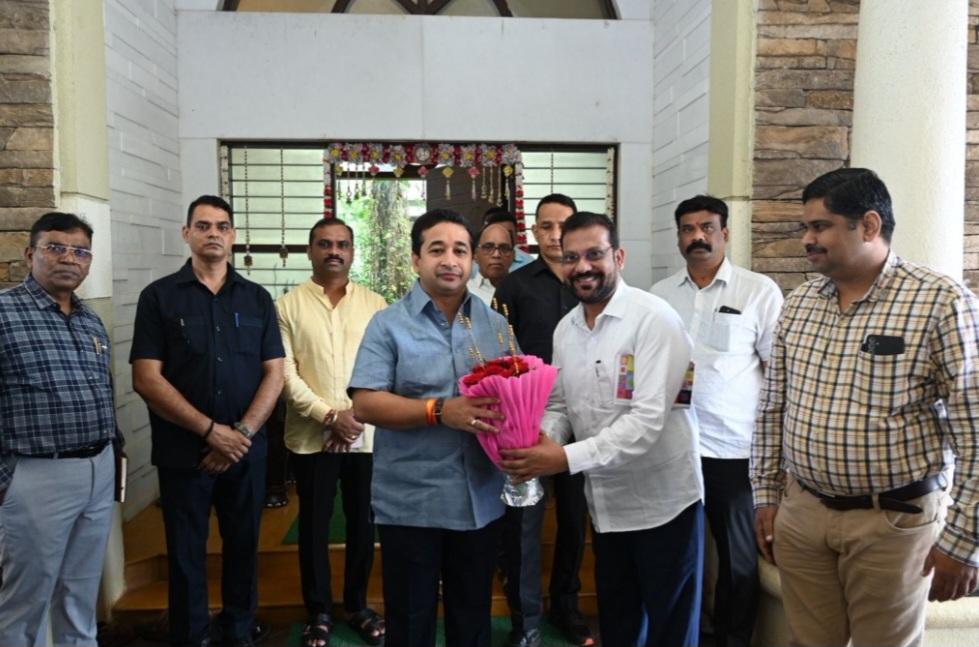 You are currently viewing पालकमंत्री नितेश राणे यांची कार्यकारी अभियंता दिनेशकुमार बागुल यांनी घेतली भेट