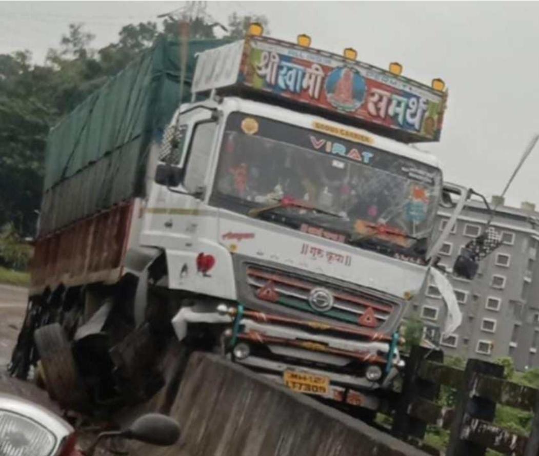 You are currently viewing कणकवली गडनदीपुलावर कंटेनरला अपघात…