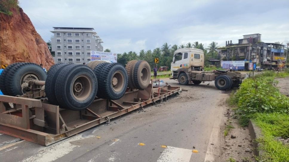 You are currently viewing कणकवली हळवल फाटा येथे ट्रेलर ला अपघात