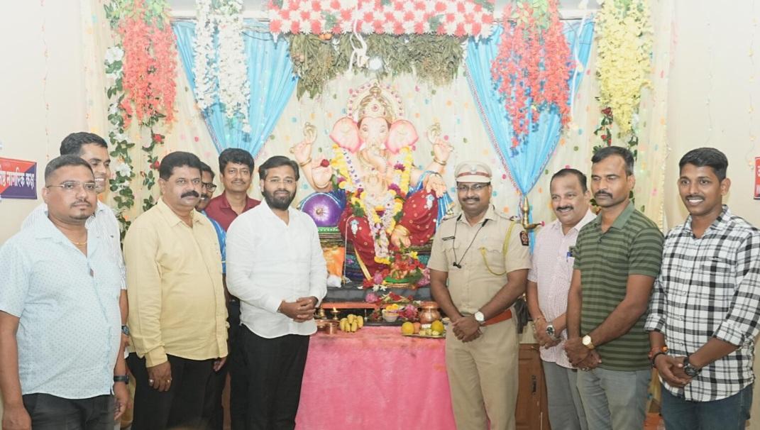 You are currently viewing भाजप युवा नेते विशाल परब यांनी घेतले वेंगुर्ले पोलीस ठाण्यातील गणरायाचे दर्शन