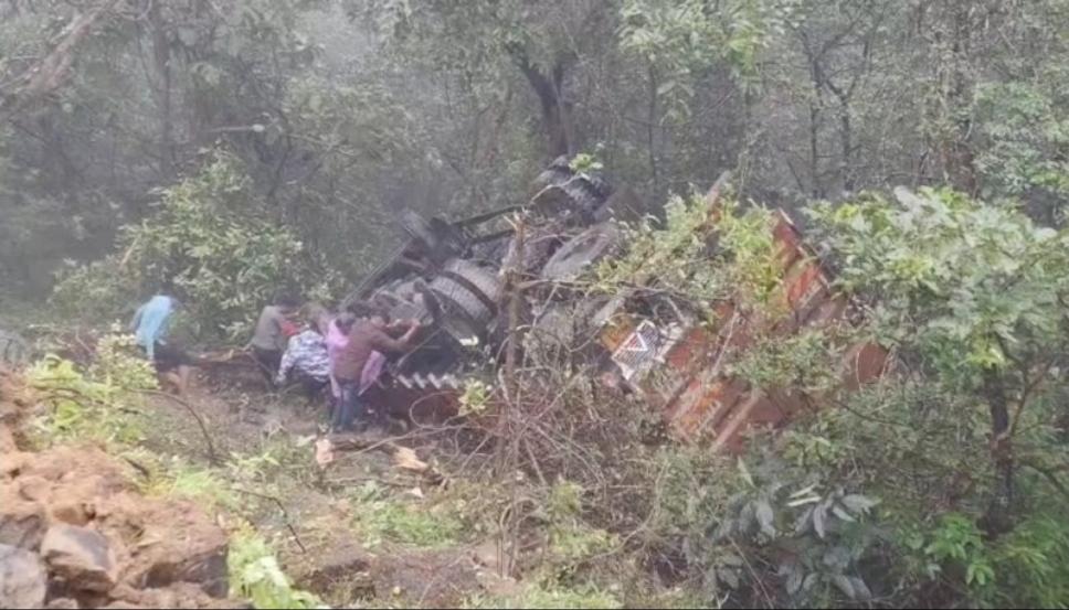 You are currently viewing आंबोली घाटात ब्रेक फेल झाल्याने टेम्पो दरीत कोसळला