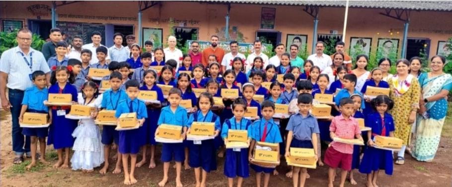 You are currently viewing नवीन कुर्ली येथे ग्रामविकास मंडळाकडून मोफत शैक्षणिक साहित्य वाटप