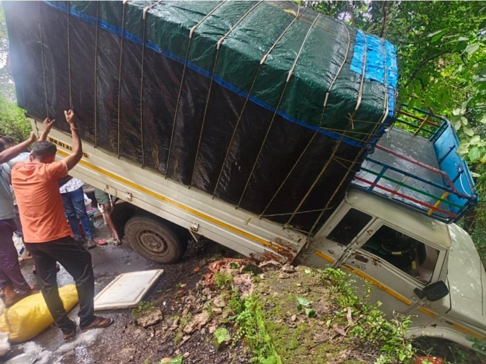 You are currently viewing आनंदव्हाळ उतारावर मासे वाहतूक करणाऱ्या टेम्पोचा अपघात;