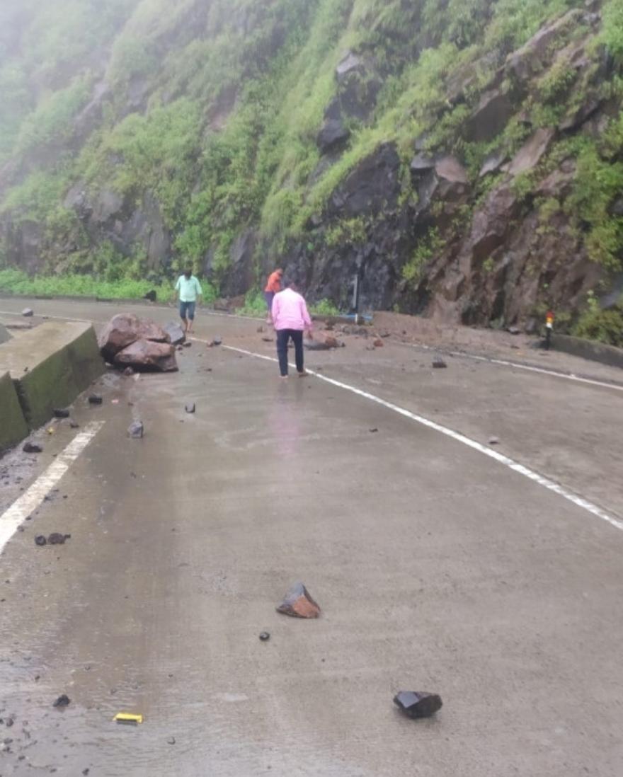 You are currently viewing करुळ घाटात कोसळली दरड 