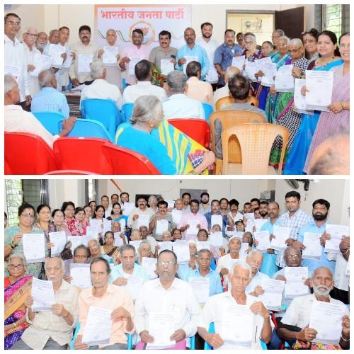 You are currently viewing वेंगुर्लेत भाजपा च्या माध्यमातून ७० वर्षांवरील नागरीकांना ” आयुष्यमान वय वंदना ” योजनेचे फाॅर्म वाटप.