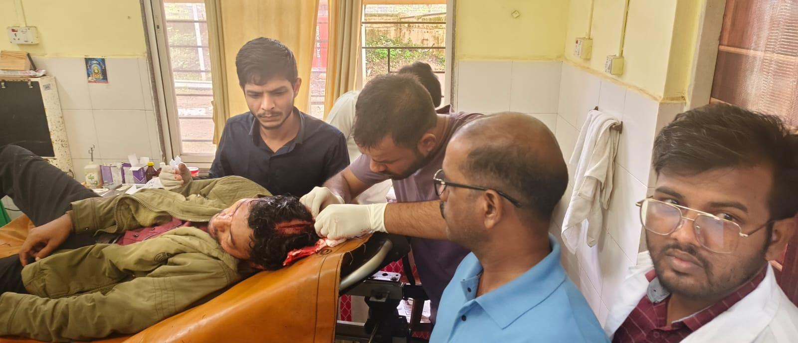 You are currently viewing कारिवडे साई सुरभी हॉटेल नजीक अपघात कागल येथील युवक गंभीर सामाजिक बांधिलकीचे मदत कार्य.  