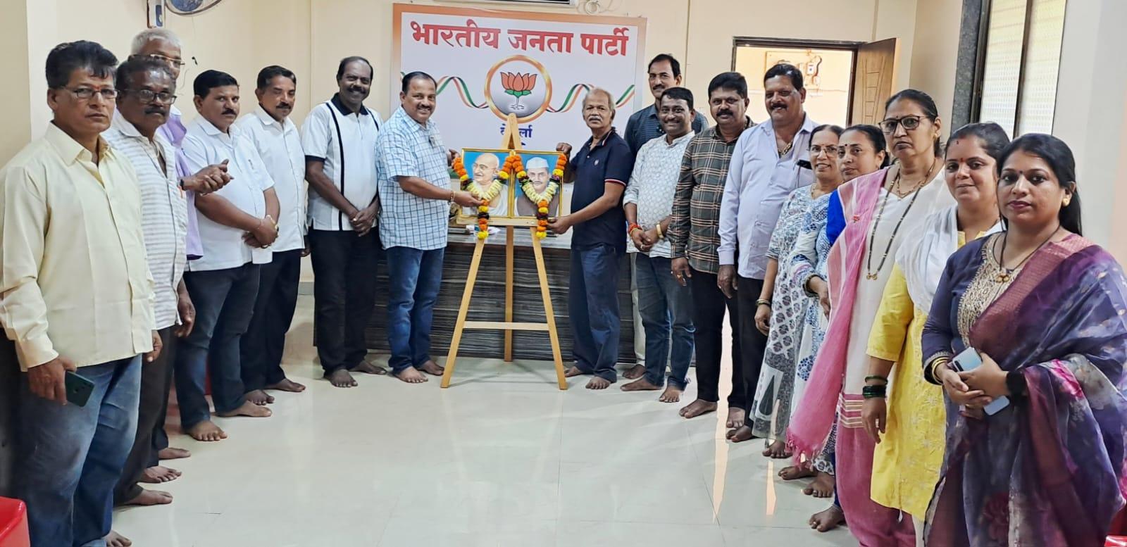 You are currently viewing वेंगुर्लेत भाजप तालुका कार्यालयात महात्मा गांधीं व लाल बहादूर शास्त्री यांच्या जयंतीनिमित्त अभिवादन !