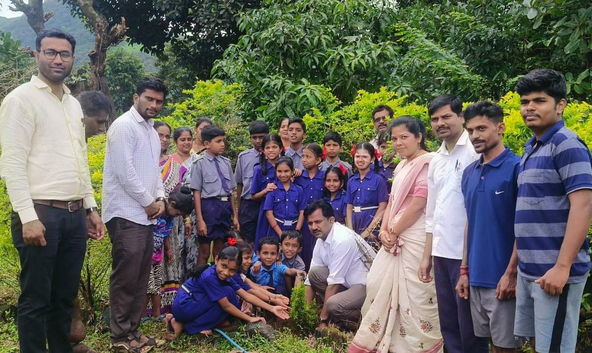 You are currently viewing घारपी शाळेत बदली झाल्याने शाळेच्या परिसरात झाडाचे‌ रोप लावून कार्याची सुरवात