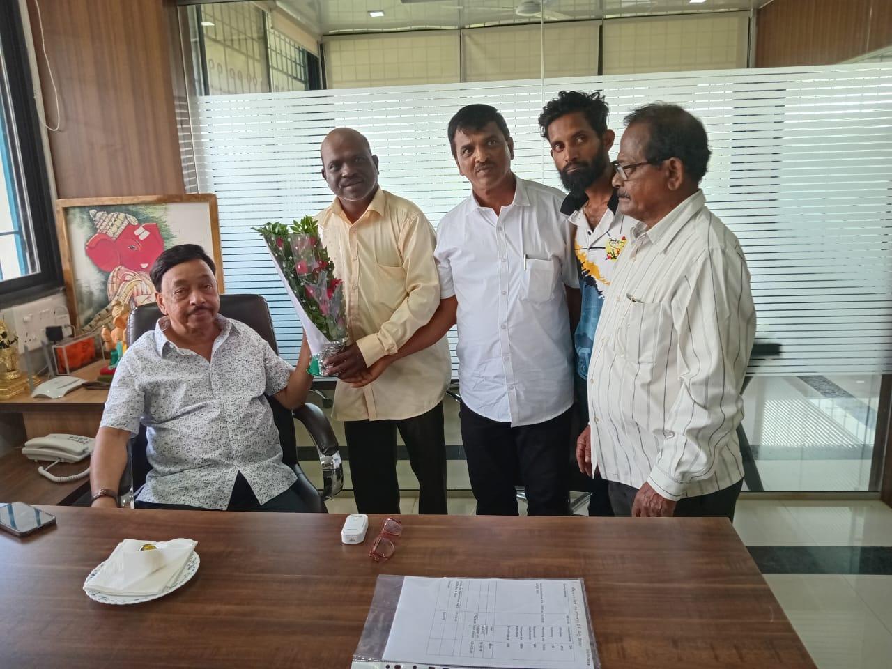 You are currently viewing खासदार नारायण राणे यांची मंगेश तळवणेकर यांना आपुलकीची भेट