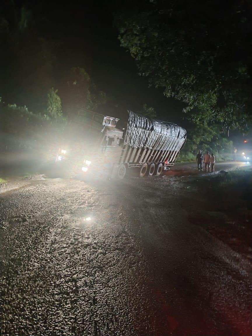 You are currently viewing हुंबरठ वळणाजवळ प्रचंड खड्डा: