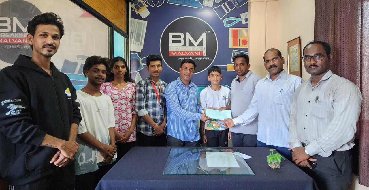 You are currently viewing मालवण कट्टाच्या आभाळमाया ग्रुपने दाखवली “आभाळमाया” नृत्याला केली तब्बल 25 हजार रुपयाची आर्थिक मदत.