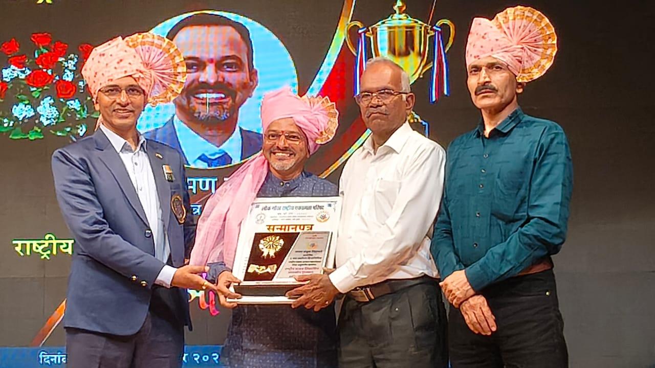 You are currently viewing झारापचे सुपुत्र श्री लक्ष्मण कुशा पाटकर लोकगौरव राष्ट्रीय एकात्मता परिषदेच्या “राष्ट्रीय प्राऊड लिडरशिप आयकॉन” पुरस्काराने सन्मानित