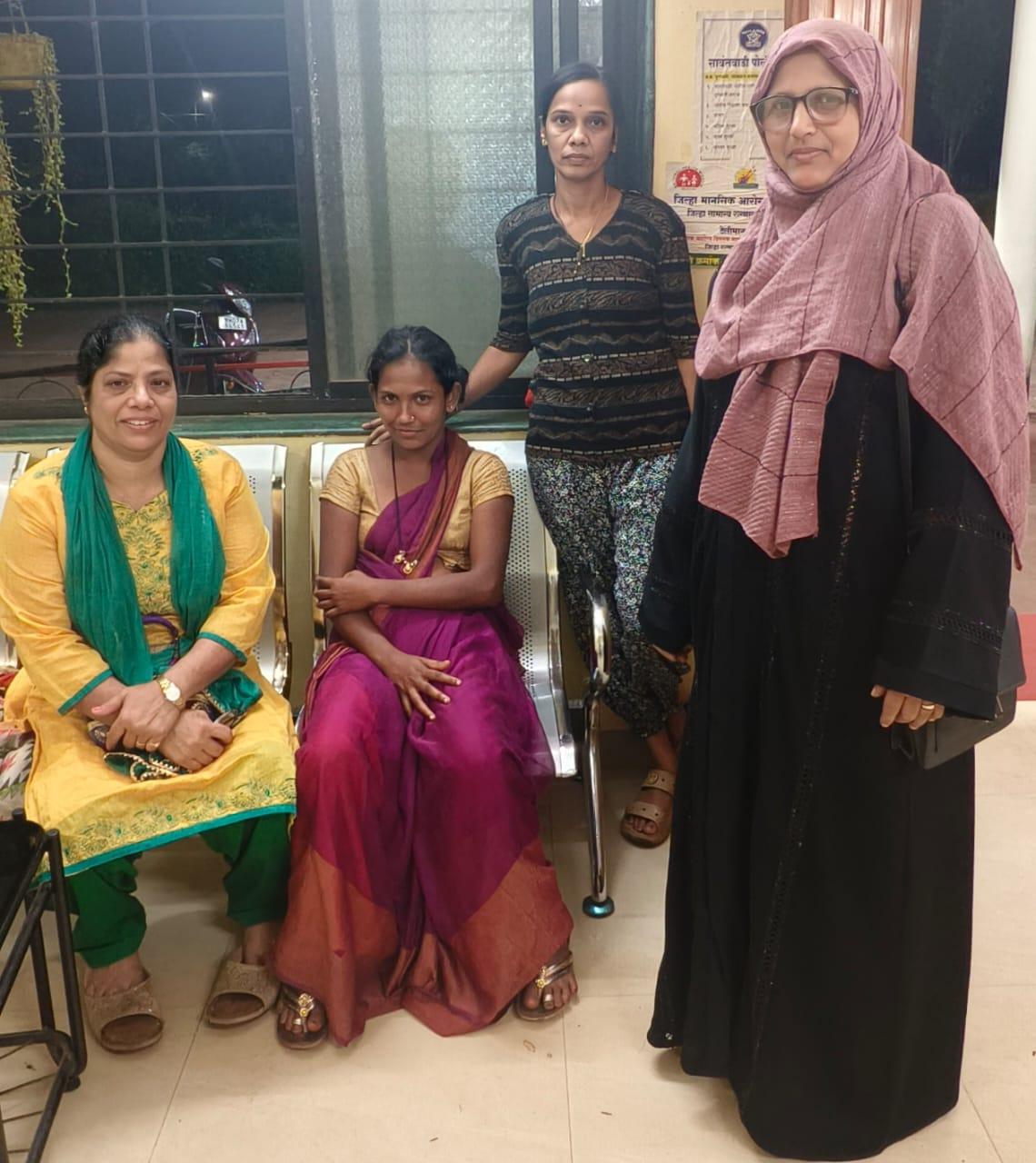 You are currently viewing पहाटे दोन वाजता सामाजिक बांधिलकीच्या महिला पदाधिकाऱ्यांनी परप्रांतीय महिलेला दिला आधार.
