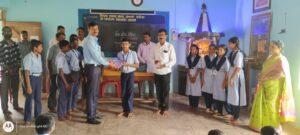 Read more about the article ओटवणे हायस्कूलच्या विद्यार्थ्यांना शैक्षणिक साहित्याचे वितरण