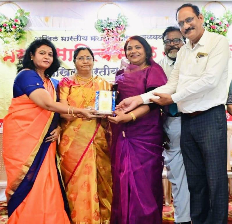 You are currently viewing अखिल भारतीय मराठी साहित्य संमेलनामध्ये संगीता बढे यांच्या कवितेला पुरस्कार प्राप्त