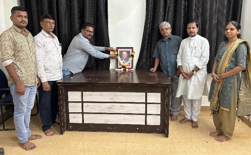 You are currently viewing कोकण मराठी साहित्य परिषद सावंतवाडी शाखेने वस्त्रहरणकार कै. गंगाराम गवाणकर यांना वाहिली श्रद्धांजली