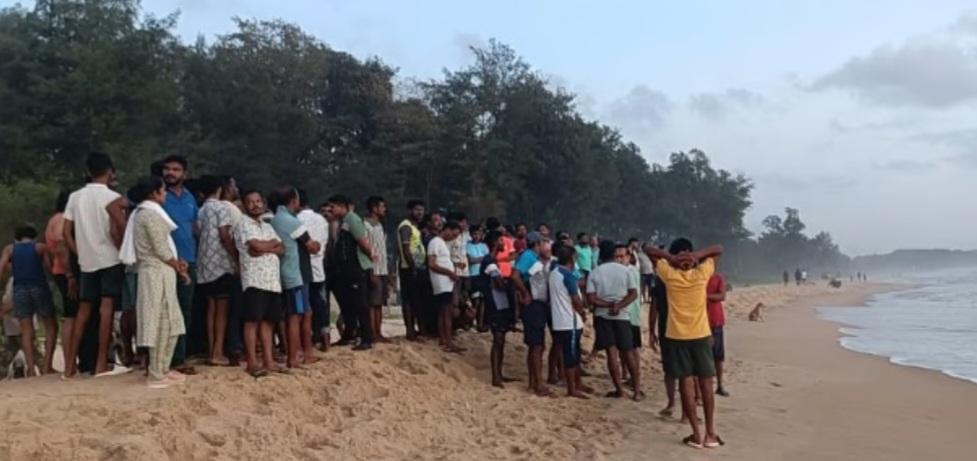 You are currently viewing शिरोडा समुद्रात आठ पर्यटक बुडाले