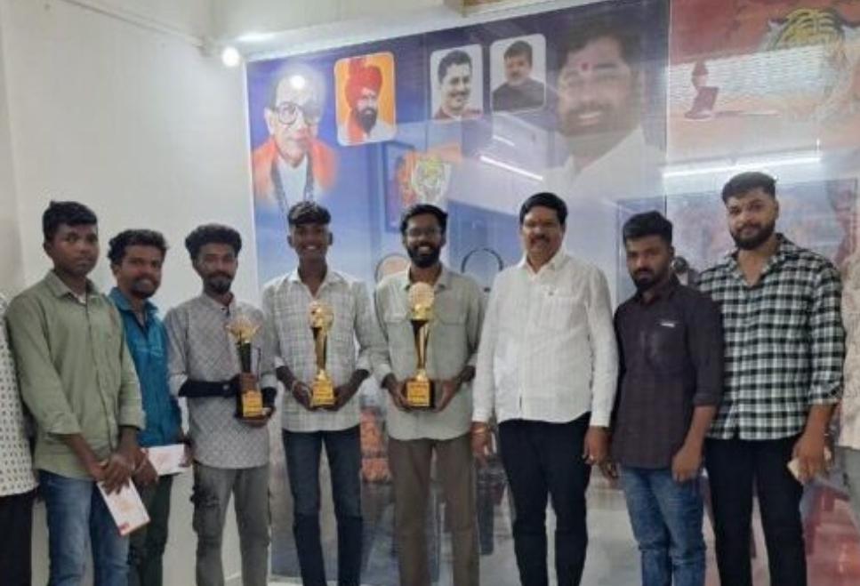 You are currently viewing शिवसेना उपनेते संजय आग्रे यांच्या हस्ते श्री गणेश तरुण मित्र मंडळ आयोजित रील स्पर्धेच्या विजेत्यांना पारितोषिक वितरण