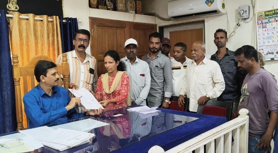 You are currently viewing घरकुल बांधकामासाठी लाभार्थ्यांची मागणी तीव्र; तेंडोली ग्रामस्थांचे तहसीलदारांकडे निवेदन