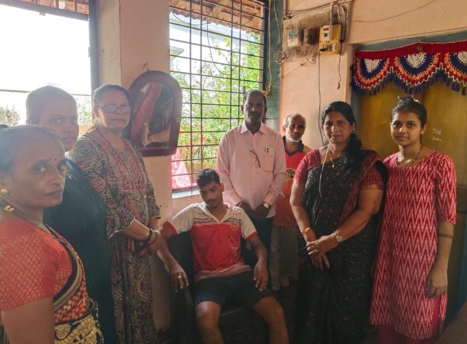 You are currently viewing माड्याची वाडीतील हल्लाग्रस्त सिद्धेश गावडे यांची शिवसेना जिल्हाप्रमुख वर्षा कुडाळकर यांनी घेतली भेट