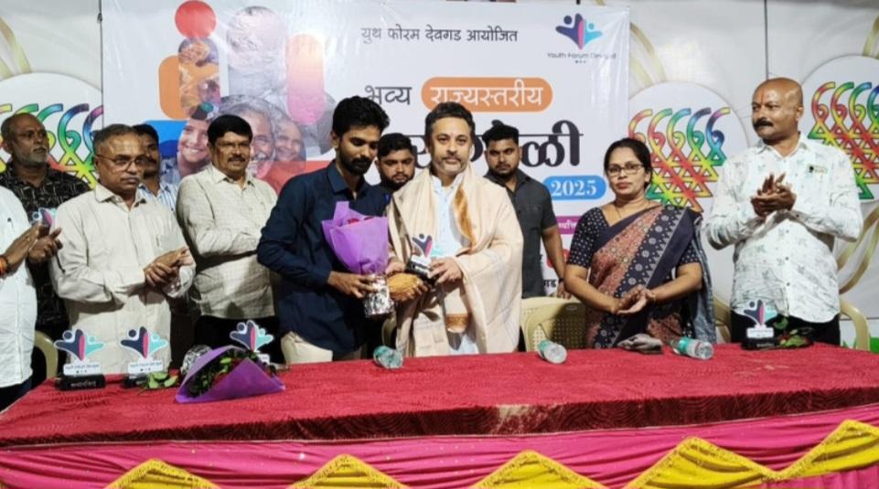 You are currently viewing रंगोली प्रदर्शनासारखे उपक्रम युवकांमध्ये ऊर्जा निर्माण करतात – आमदार निलेश राणे