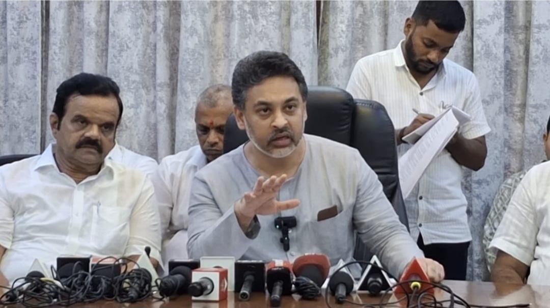 You are currently viewing माणगाव खोऱ्यातील १७६५.७ हेक्टर आकारीपड जमीन लवकरच रिलीज होणार – आमदार निलेश राणे यांची घोषणा