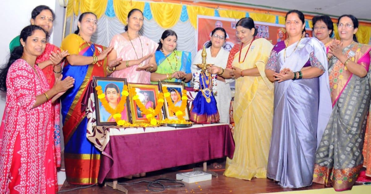 You are currently viewing भाजपा महिला मोर्चा, वेंगुर्ला च्या वतीने आयोजित आणि युवा नेते विशालभाई परब पुरस्कृत महिलांसाठी मोफत प्रशिक्षण शिबिराचा भव्य शुभारंभ साई मंगल कार्यालय, वेंगुर्ला येथे उत्साहात संपन्न.