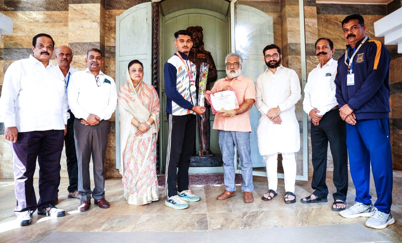 You are currently viewing श्री पंचम खेमराज महाविद्यालयाचा विद्यार्थी प्रदीप शरद डिचोलकर यास कोकण विभागीय मैदानी खेळामध्ये सुवर्णपदक.