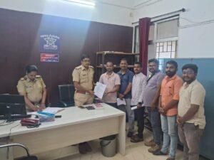 Read more about the article पत्रकारांची बदनामी करणाऱ्याविरुद्ध कारवाई करावी ; दोडामार्ग पोलीस स्टेशनमध्ये पञकारांची मागणी