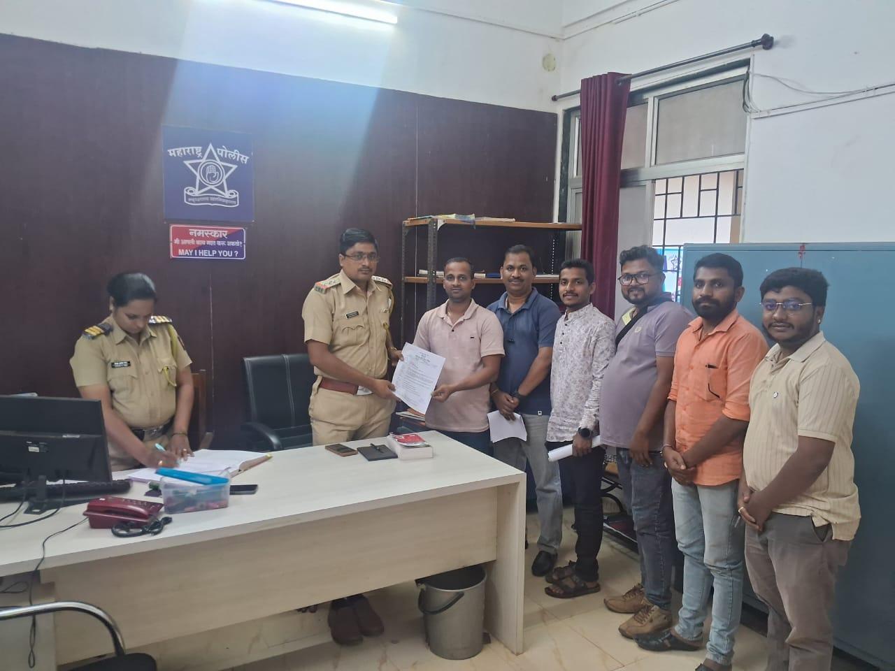 You are currently viewing पत्रकारांची बदनामी करणाऱ्याविरुद्ध कारवाई करावी ; दोडामार्ग पोलीस स्टेशनमध्ये पञकारांची मागणी