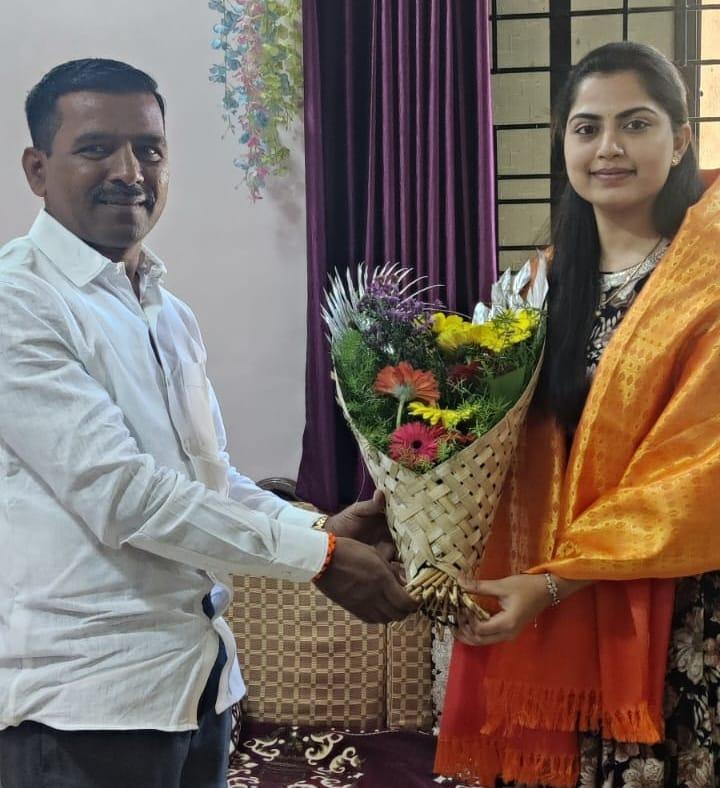 You are currently viewing “कु.निशिगंधा नाणेकर,C.A परीक्षा उत्तीर्ण झाल्याबद्दल,मानवी हक्क व संरक्षण जागृतीचे खेड तालुका अध्यक्ष श्री.शंकर नाणेकर यांच्या हस्ते सत्कार.