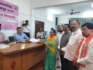 Read more about the article सीमा मठकर यांचा नगराध्यक्षपदासाठी उमेदवारी अर्ज दाखल;