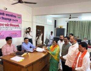 Read more about the article सावंतवाडीत शिवसेनेच्या सीमा मठकरांचा नगराध्यक्षपदासाठी अर्ज दाखल