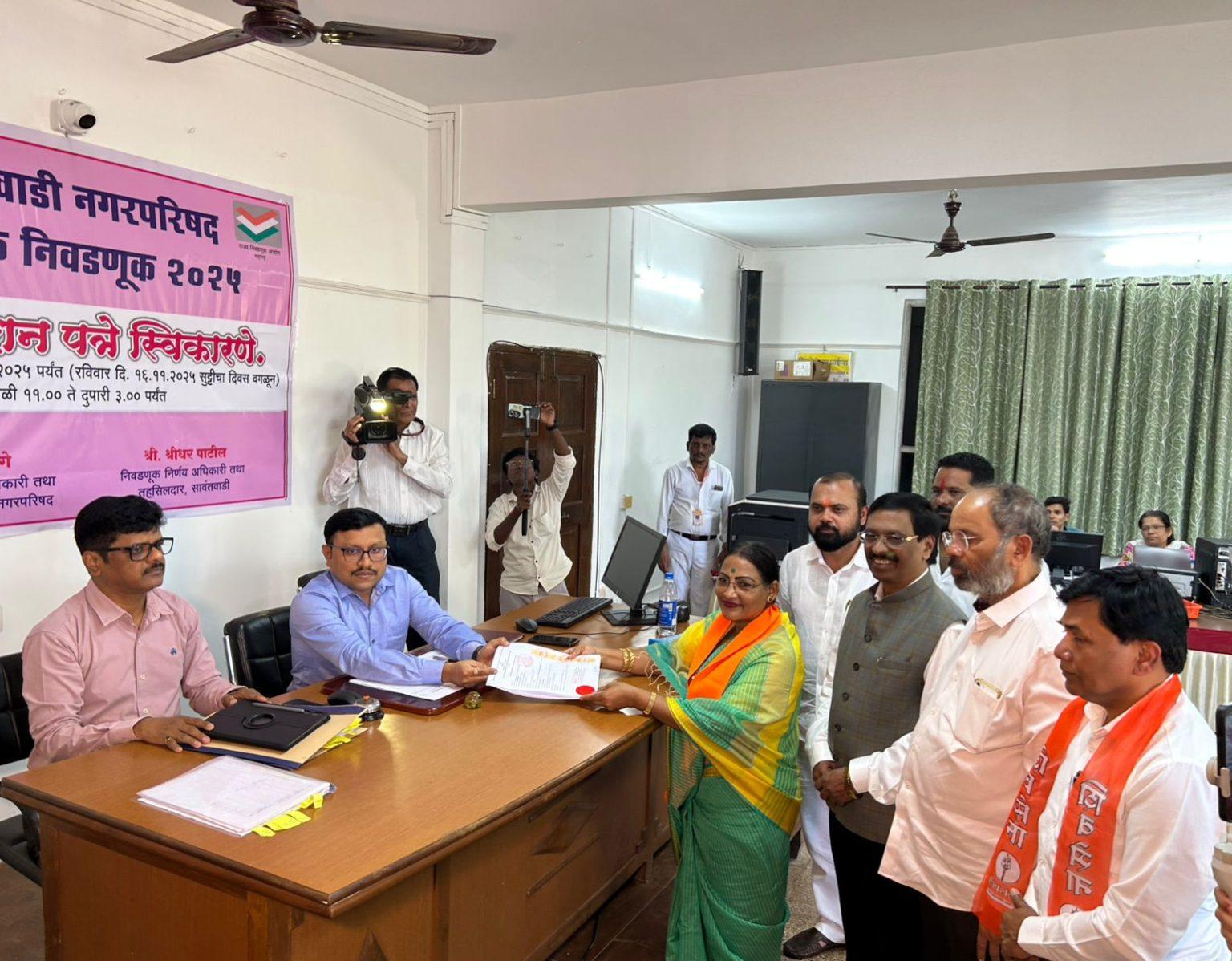 You are currently viewing सावंतवाडीत शिवसेनेच्या सीमा मठकरांचा नगराध्यक्षपदासाठी अर्ज दाखल