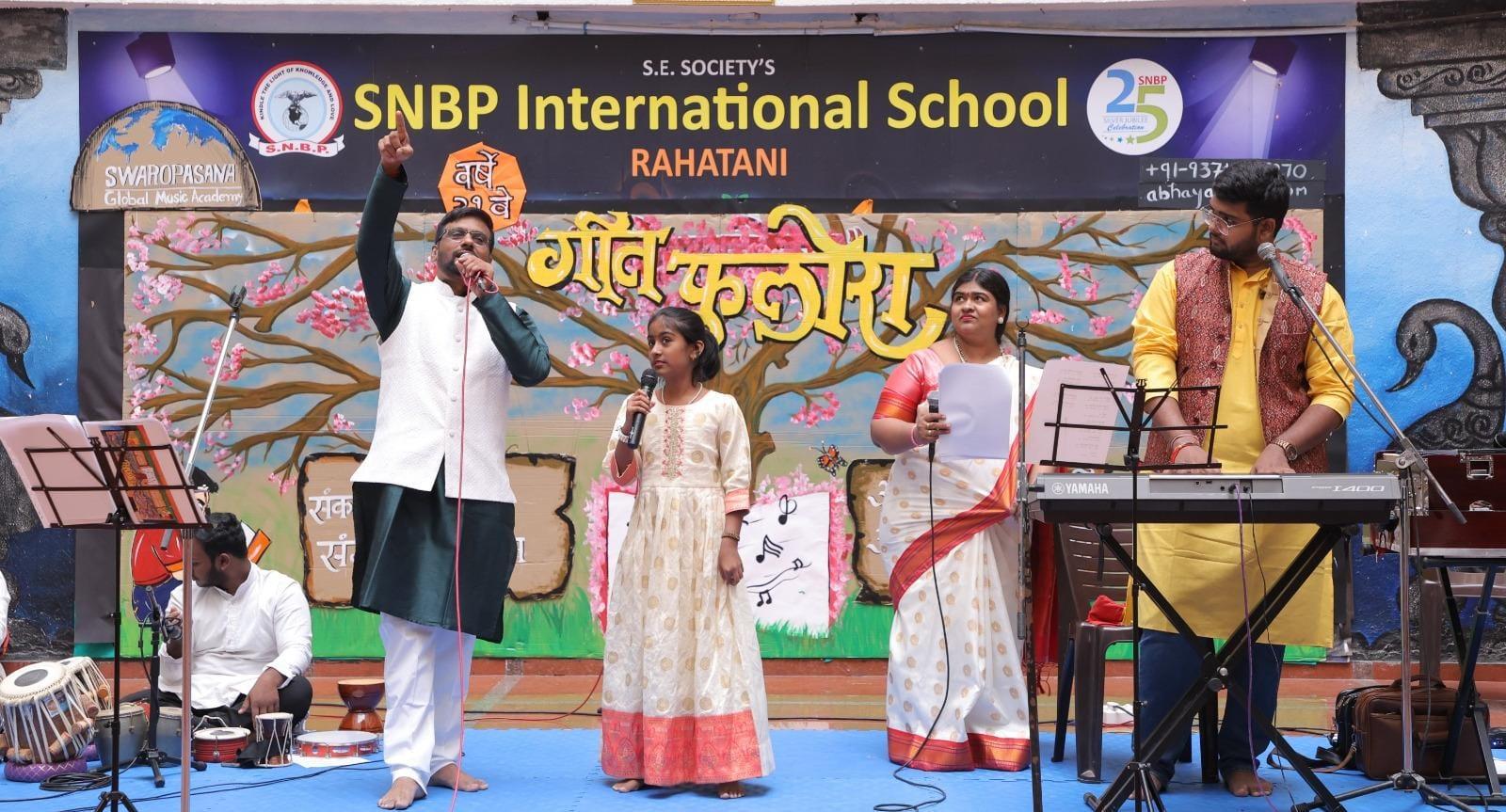 You are currently viewing स्वरोपासना प्रस्तुत ‘गीत फुलोरा’ कार्यक्रमात विद्यार्थी मंत्रमुग्ध