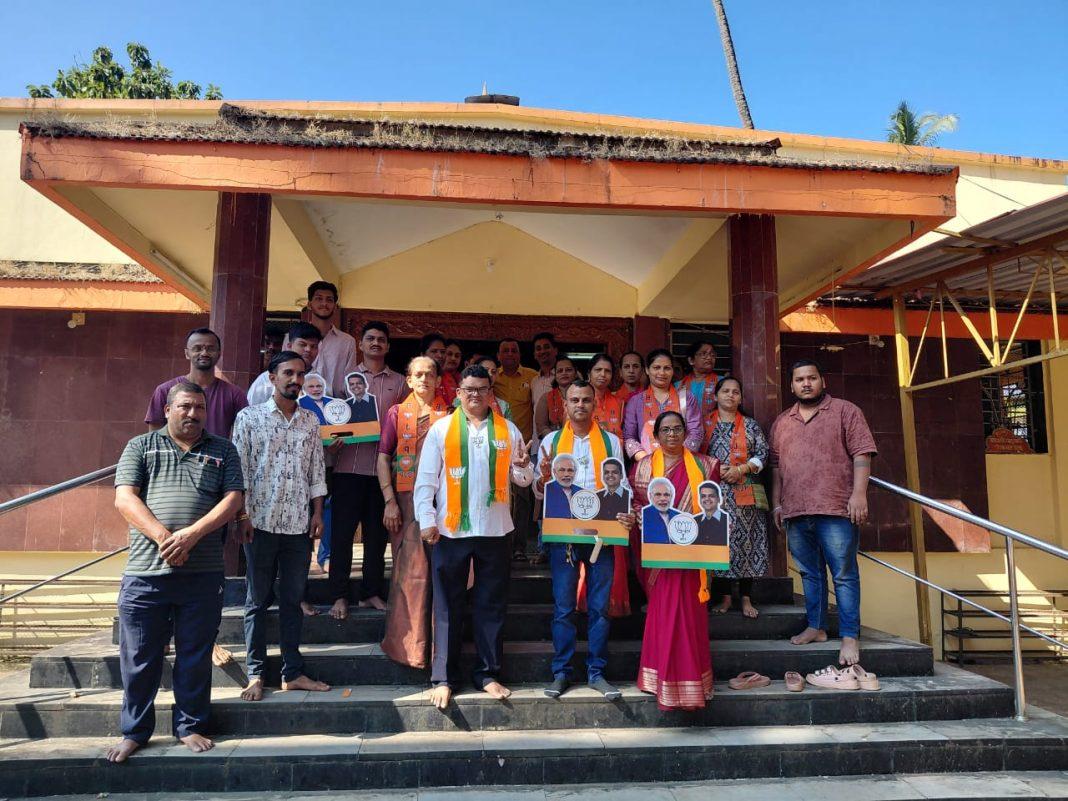 You are currently viewing सावंतवाडी प्रभाग ६ मध्ये भाजपा उमेदवार अमित गवंडळकर व मेघा दुबळे यांचा गणेश पूजनाने प्रचाराचा प्रारंभ