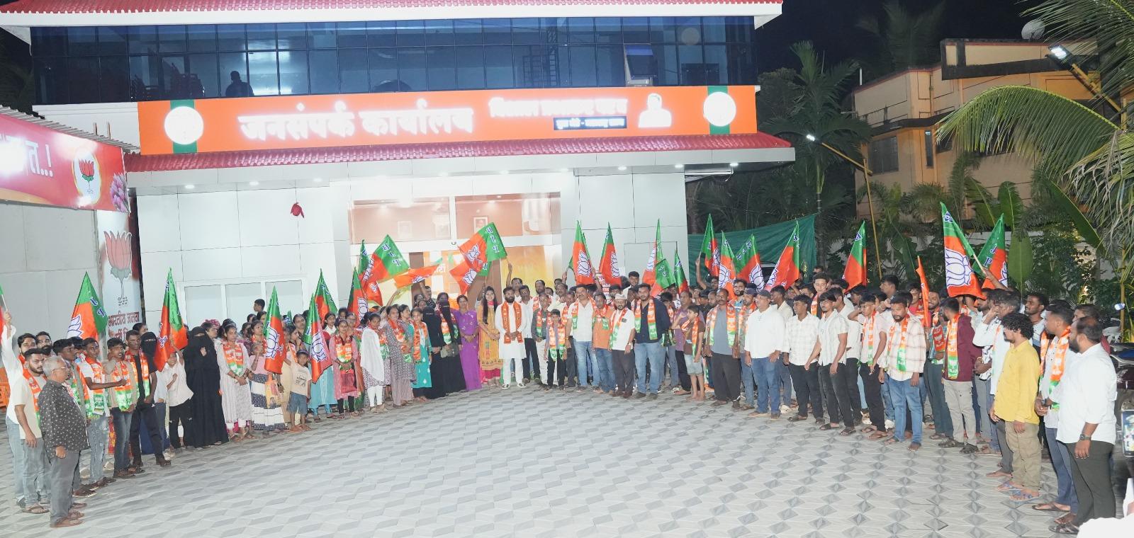 You are currently viewing सावंतवाडीत भाजपाचा मेगापक्षप्रवेश; नगरपरिषदेतील विजयाची घोडदौड वेगवान