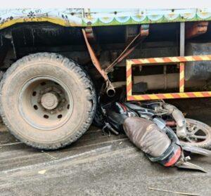 Read more about the article मळगाव येथे ट्रक व दुचाकीची भीषण धडक